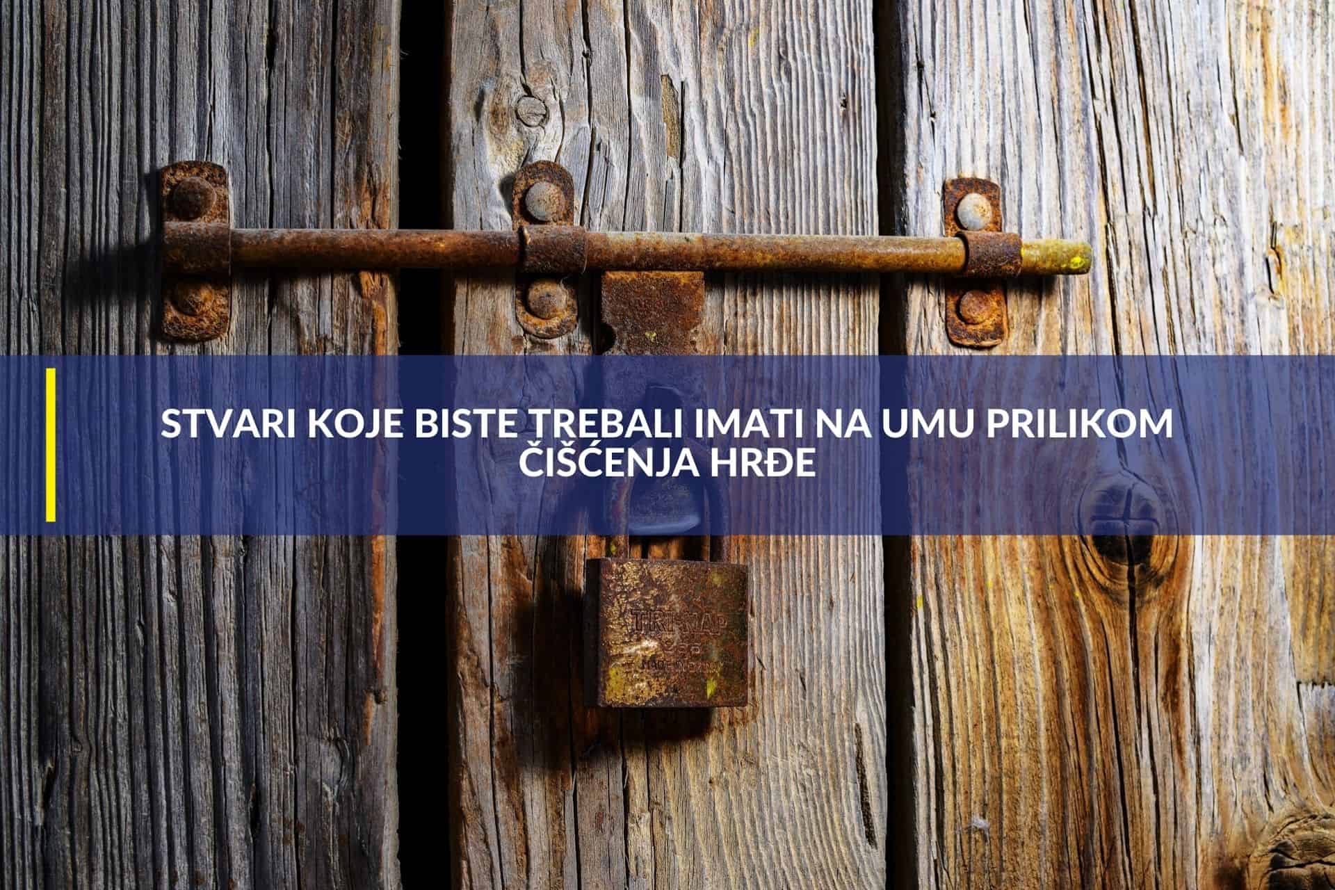 Hrđa lokot na vratima