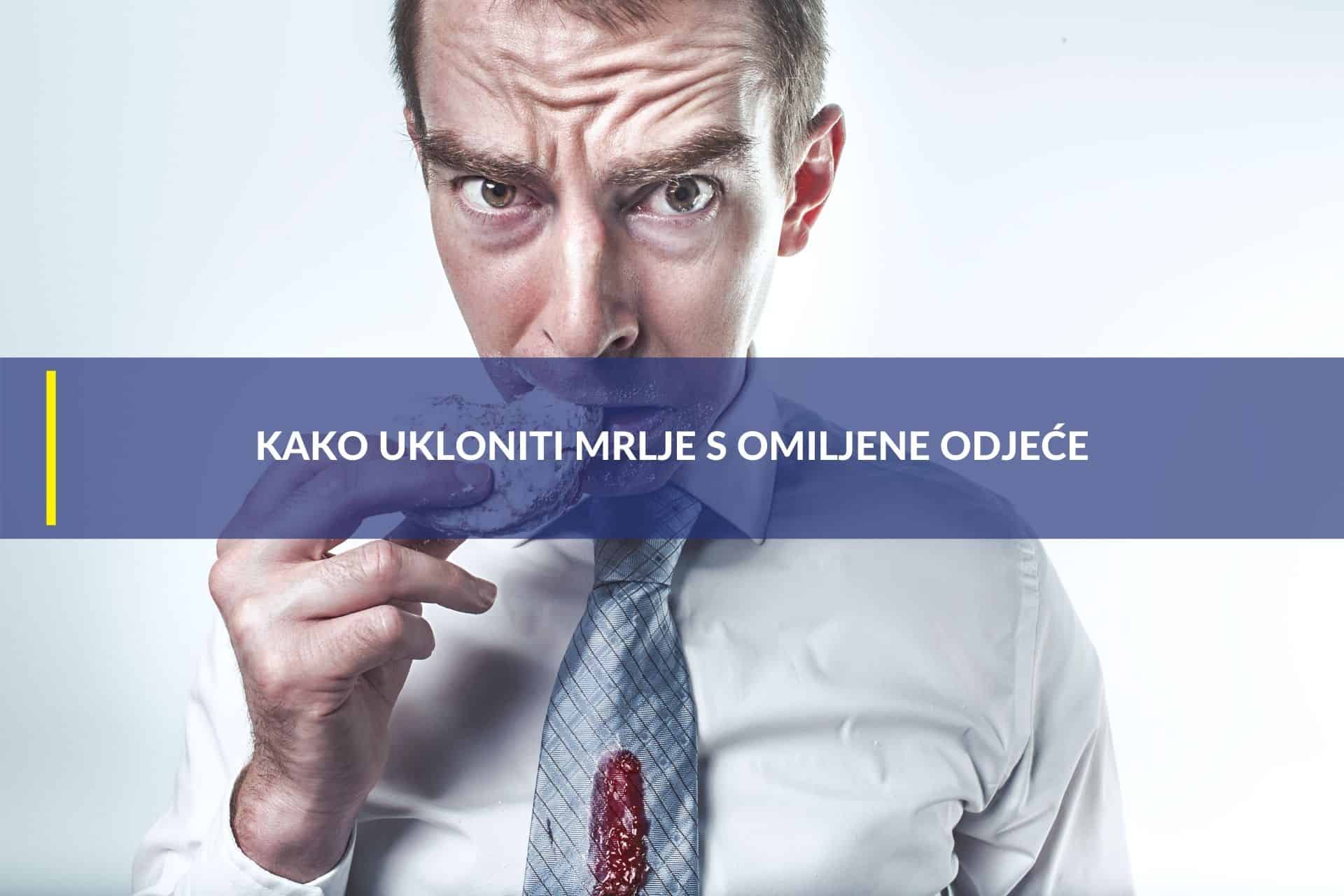 Osoba jede i prosipa junk food